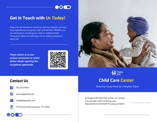 Free  Template: Plantilla de folleto para centro de cuidado infantil.