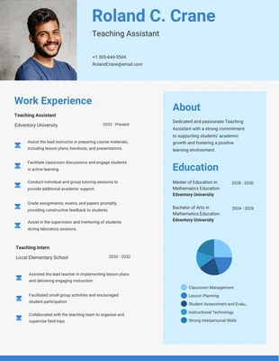 Free  Template: Curriculum infografico insegnamento azzurro